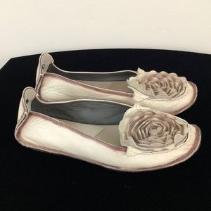 L’Artiste Spring Step Dezi Cream Leather Flower Flats Size 41 US 9.5/10